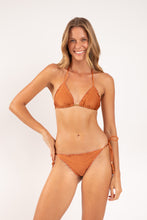 Laad de afbeelding in de Gallery-viewer, Model Front: Rio De Sol Bottom Bottom Shimmer-Nocciola Frufru
