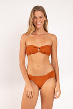Laad de afbeelding in de Gallery-viewer, Model Front: Rio De Sol Top Top Ferrugo Mavi
