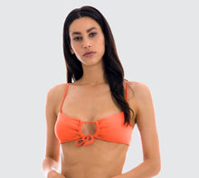 Laad de afbeelding in de Gallery-viewer, Model Front: Rio De Sol Top Top Light-Peach Mila
