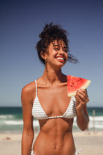 Laad de afbeelding in de Gallery-viewer, Image 09: Rio De Sol Set Set Linea-White Lia Cheeky-Tie
