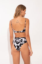 Laad de afbeelding in de Gallery-viewer, Model Back: Rio De Sol Bottom Bottom Poppy Hotpants
