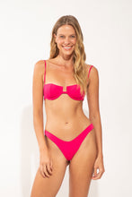 Laad de afbeelding in de Gallery-viewer, Model Front: Wednesday In Hawaii By Rio De Sol Top Top Guava Shell

