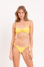 Laad de afbeelding in de Gallery-viewer, Model Front: Rio De Sol Top Top Amarelo Bandeau-Crispy
