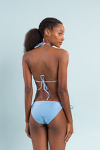 Laad de afbeelding in de Gallery-viewer, Model Back: Rio De Sol Set Set Shimmer-Baltic-Sea Tri-Inv Ibiza-Comfy
