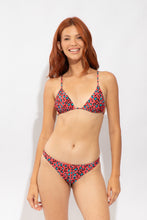 Laad de afbeelding in de Gallery-viewer, Model Front: Rio De Sol Bottom Bottom Coral-Feline Leblon
