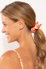 Laad de afbeelding in de Gallery-viewer, Model Front: Rio De Sol Hair Accessory Ditsy-Butter Scrunchie
