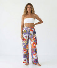 Laad de afbeelding in de Gallery-viewer, Model Front: Rio De Sol Beach Trousers Garden-Flower Pants Knot
