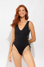 Laad de afbeelding in de Gallery-viewer, Model Front: Rio De Sol One-Piece Solar-Black Zoe
