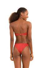Laad de afbeelding in de Gallery-viewer, Model Back: Rio De Sol Set Set Malibu-Chili Bandeau-Duo Essential

