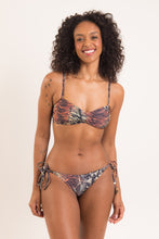 Laad de afbeelding in de Gallery-viewer, Model Front: Rio De Sol Top Top Cobra Twist
