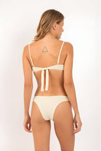 Laad de afbeelding in de Gallery-viewer, Model Back: Rio De Sol Bottom Bottom Brisa-Offwhite Essential
