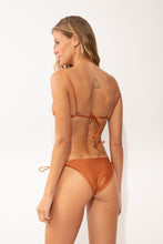 Laad de afbeelding in de Gallery-viewer, Model Back: Rio De Sol Bottom Bottom Shimmer-Nocciola Ibiza-Comfy-Gold
