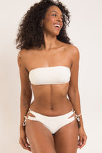 Laad de afbeelding in de Gallery-viewer, Model Front: Rio De Sol Bottom Bottom Off-White Madrid
