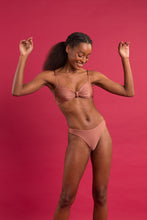 Laad de afbeelding in de Gallery-viewer, Image 09: Rio De Sol Set Set Shimmer-Copper Bandeau-Joy Nice-Fio
