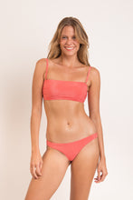 Laad de afbeelding in de Gallery-viewer, Model Front: Rio De Sol Top Top Malibu-Nina Bandeau-Reto
