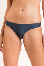 Laad de afbeelding in de Gallery-viewer, Gallery: Rio De Sol Bottom Bottom Shimmer-Shark Essential-Comfy
