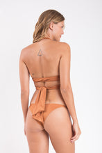 Laad de afbeelding in de Gallery-viewer, Model Back: Rio De Sol Top Top Nocciola Dune
