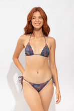 Laad de afbeelding in de Gallery-viewer, Model Front: Rio De Sol Bottom Bottom Coqueiro Cheeky-Micro
