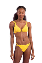 Laad de afbeelding in de Gallery-viewer, Model Front: Rio De Sol Top Top Malibu-Yellow Tri-Duo
