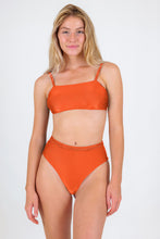 Laad de afbeelding in de Gallery-viewer, Model Front: Rio De Sol Set Set Paprica Bandeau-Reto Hotpants
