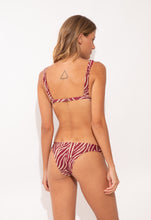 Laad de afbeelding in de Gallery-viewer, Model Back: Rio De Sol Bottom Bottom Dune Essential
