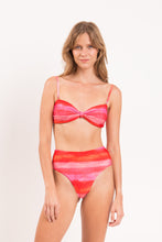 Laad de afbeelding in de Gallery-viewer, Model Front: Rio De Sol Bottom Bottom Cher Hotpants
