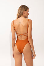 Laad de afbeelding in de Gallery-viewer, Model Back: Rio De Sol One-Piece Ferrugo Attaya
