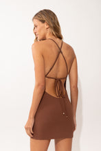 Laad de afbeelding in de Gallery-viewer, Model Back: Rio De Sol Mini Dress Sand-Cappuccino Talia Dress
