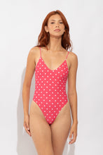 Laad de afbeelding in de Gallery-viewer, Model Front: Wednesday In Hawaii By Rio De Sol One-Piece Kiko-Guava Hilo
