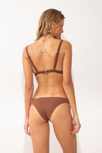 Laad de afbeelding in de Gallery-viewer, Model Back: Rio De Sol Top Top Sand-Cappuccino Alba
