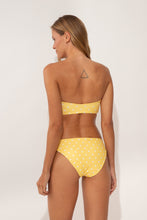 Laad de afbeelding in de Gallery-viewer, Model Back: Wednesday In Hawaii By Rio De Sol Top Top Kiko-Lilikoi Lani
