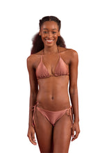 Laad de afbeelding in de Gallery-viewer, Model Front: Rio De Sol Bottom Bottom Shimmer-Copper Ibiza-Comfy
