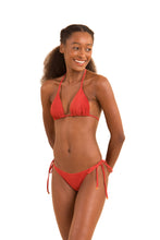 Laad de afbeelding in de Gallery-viewer, Model Front: Rio De Sol Bottom Bottom Malibu-Chili Cheeky-Tie

