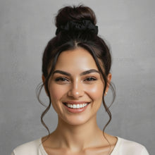 Laad de afbeelding in de Gallery-viewer, Model Front: Rio De Sol Hair Accessory Nero Scrunchie
