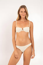 Laad de afbeelding in de Gallery-viewer, Model Front: Rio De Sol Bottom Bottom Brisa-Offwhite Essential
