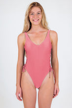 Laad de afbeelding in de Gallery-viewer, Model Front: Rio De Sol One-Piece Shimmer-Confetti Zoe
