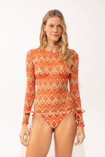 Laad de afbeelding in de Gallery-viewer, Model Front: Rio De Sol Beach Top Maracai Top Harper Long
