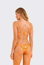Laad de afbeelding in de Gallery-viewer, Model Back: Rio De Sol Bottom Bottom Trail-Orange Essential
