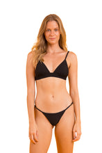Laad de afbeelding in de Gallery-viewer, Model Front: Rio De Sol Top Top Bora-Black Tri-Cos
