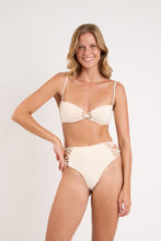 Laad de afbeelding in de Gallery-viewer, Model Front: Rio De Sol Set Set Malibu-Natural Bandeau-Iris High-Waist-Spin-Iris
