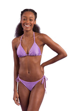 Laad de afbeelding in de Gallery-viewer, Model Front: Rio De Sol Top Top Orchid Tri-Inv
