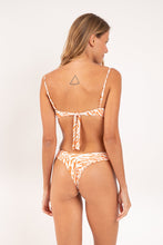 Laad de afbeelding in de Gallery-viewer, Model Back: Rio De Sol Set Set Sahari Juliette Nara
