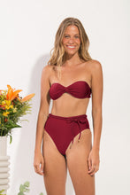 Laad de afbeelding in de Gallery-viewer, Model Front: Rio De Sol Bottom Bottom Shimmer-Divino Belted-High-Waist

