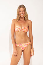 Laad de afbeelding in de Gallery-viewer, Model Front: Rio De Sol Top Top Ditsy-Butter Sara
