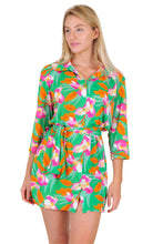 Laad de afbeelding in de Gallery-viewer, Model Front: Rio De Sol Shirtdress Green Bloom Chemise
