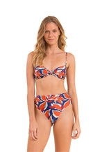 Laad de afbeelding in de Gallery-viewer, Model Front: Rio De Sol Set Set Leaves Bandeau-Joy Hotpants
