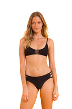 Laad de afbeelding in de Gallery-viewer, Model Front: Rio De Sol Set Set Bora-Black Bra-Trio Madrid-Trio
