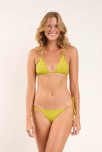 Laad de afbeelding in de Gallery-viewer, Model Front: Rio De Sol Set Set Fluity-Abacateiro Tri-Inv Lacinho

