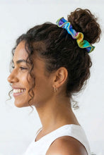 Laad de afbeelding in de Gallery-viewer, Model Front: Rio De Sol Hair Accessory Fusion Scrunchie
