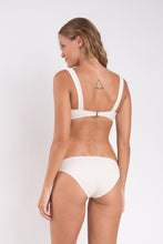 Laad de afbeelding in de Gallery-viewer, Model Back: Rio De Sol Bottom Bottom Malibu-Natural Essential-Comfy
